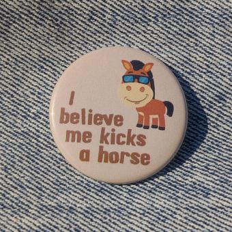 Ansteckbutton I believe me kicks a horse auf Jeans